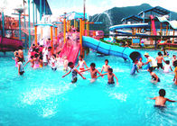 Sân chơi nước bằng thủy tinh trẻ em trong công viên nước với bơm