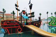 Thiết bị công viên nước nhỏ ROHS Tàu cướp biển bằng gỗ với đường trượt bằng sợi thủy tinh